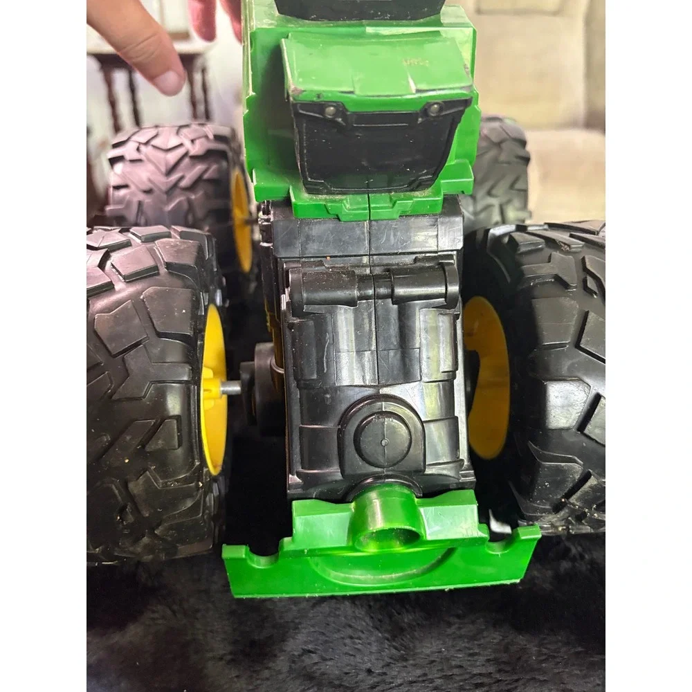 John Deere Monster Treads Deluxe Lightning Wheels Truck Lights and Sounds Green